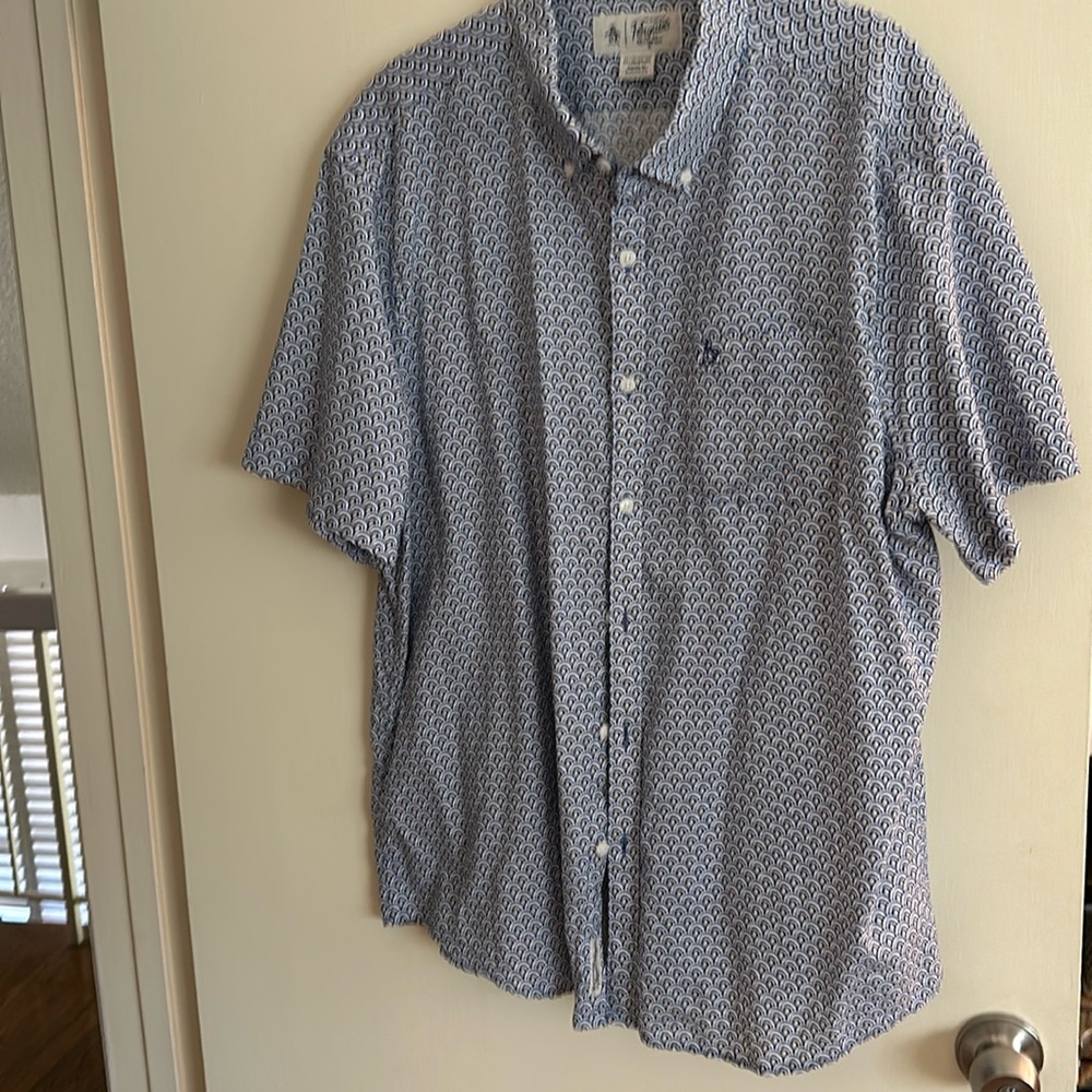 Penguin Men's Short Sleeve Dress Shirt blue arc design, size XL. Worn Once!